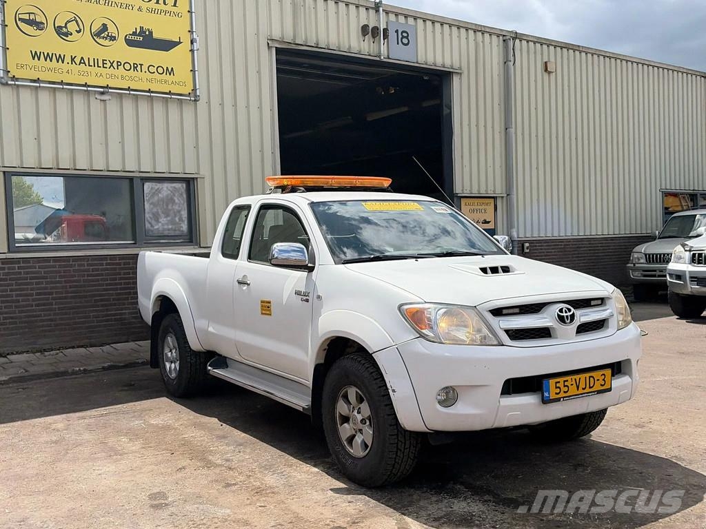 Toyota Hilux D.4D - 4x4 - Manual Gearbox - Power Windows Carros