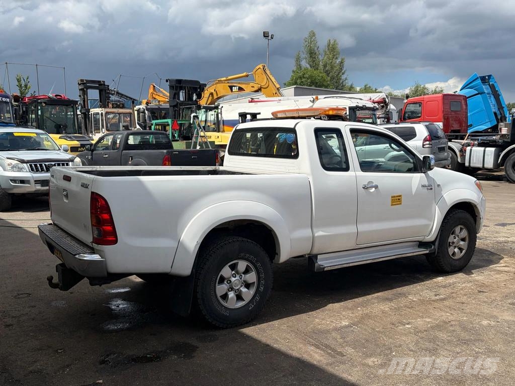 Toyota Hilux D.4D - 4x4 - Manual Gearbox - Power Windows Carros