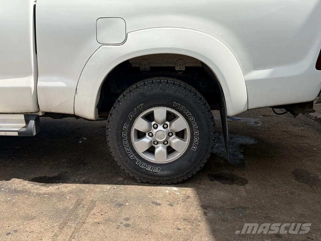 Toyota Hilux D.4D - 4x4 - Manual Gearbox - Power Windows Carros