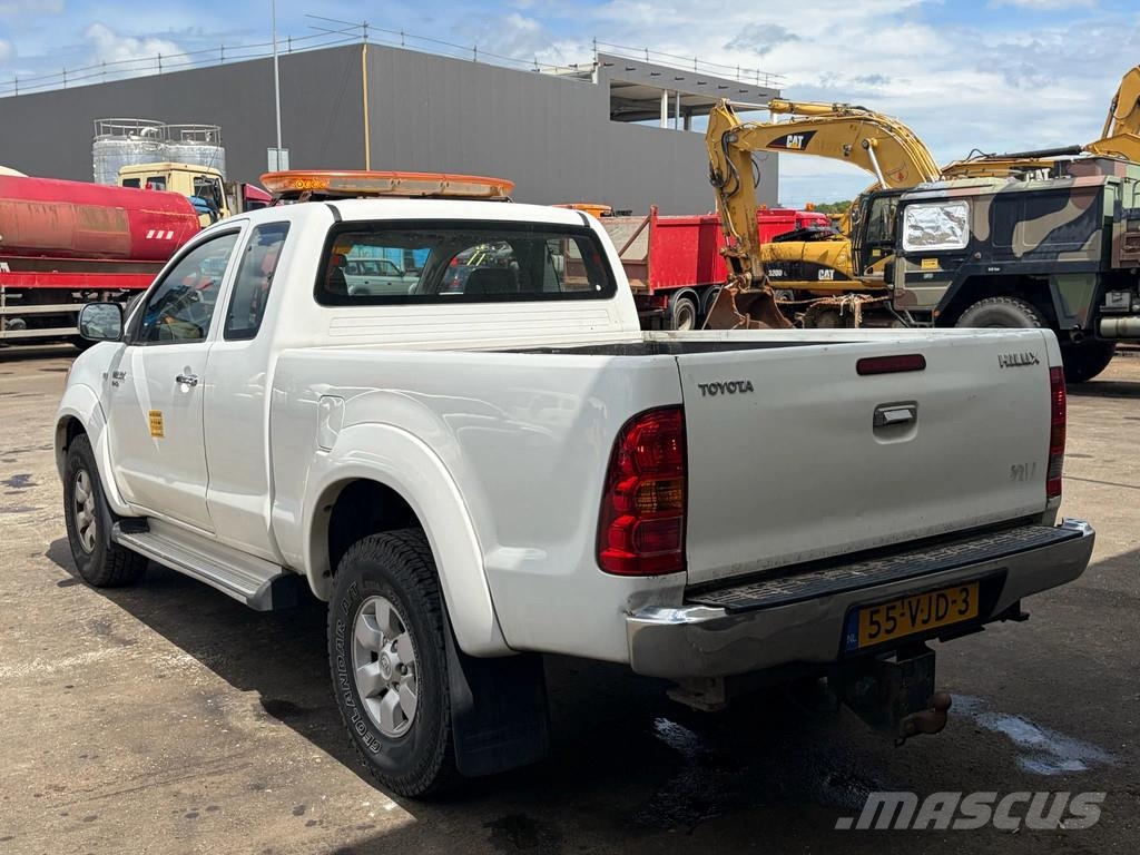 Toyota Hilux D.4D - 4x4 - Manual Gearbox - Power Windows Carros