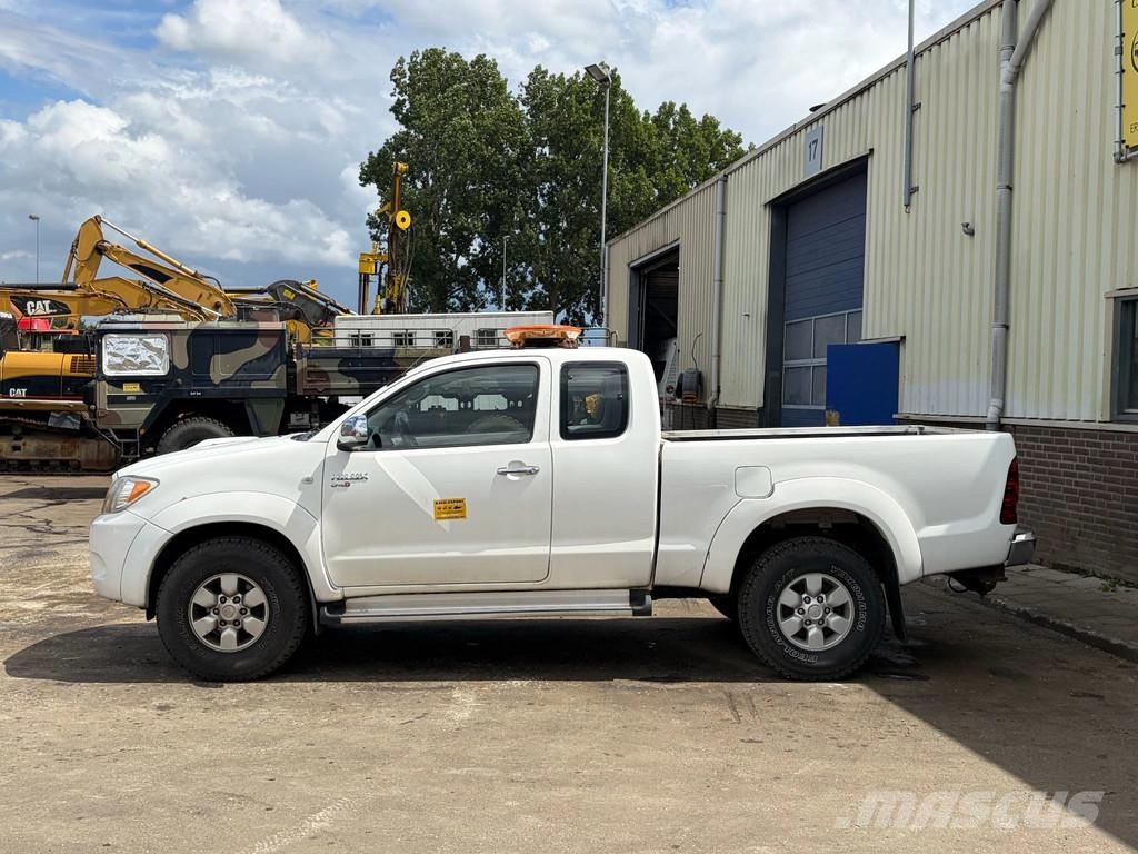Toyota Hilux D.4D - 4x4 - Manual Gearbox - Power Windows Carros