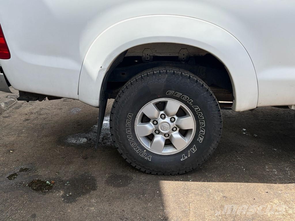 Toyota Hilux D.4D - 4x4 - Manual Gearbox - Power Windows Carros