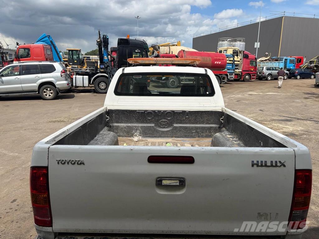 Toyota Hilux D.4D - 4x4 - Manual Gearbox - Power Windows Carros