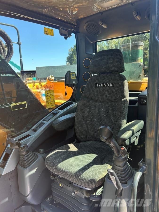 Hyundai HX235A LCR Гусеничні екскаватори