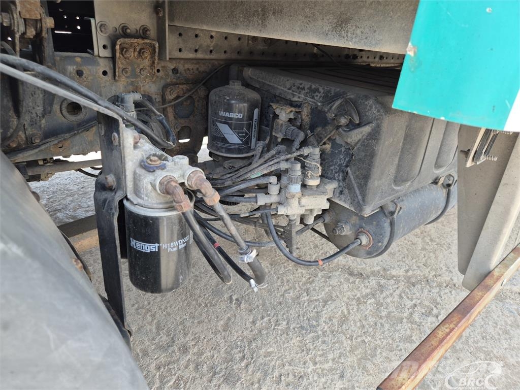 Renault Midlum Camiones con caja de remolque