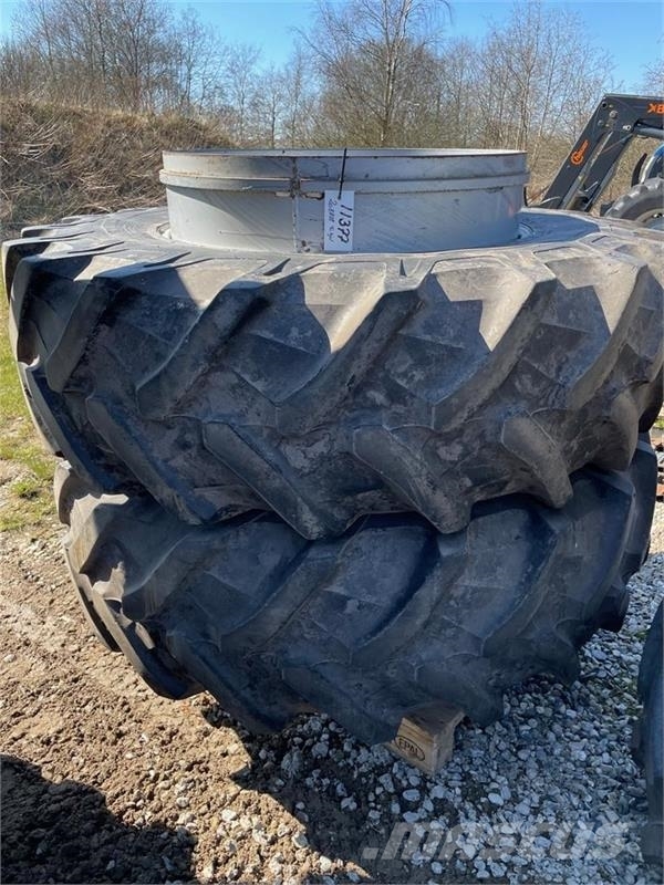 Pirelli 20,8R38 med kroge Riepas, riteņi un diski