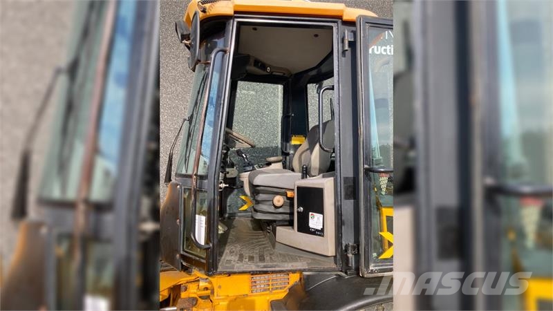 JCB 407 لوادر صغيرة