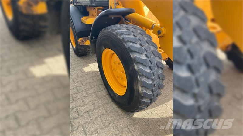 JCB 407 لوادر صغيرة