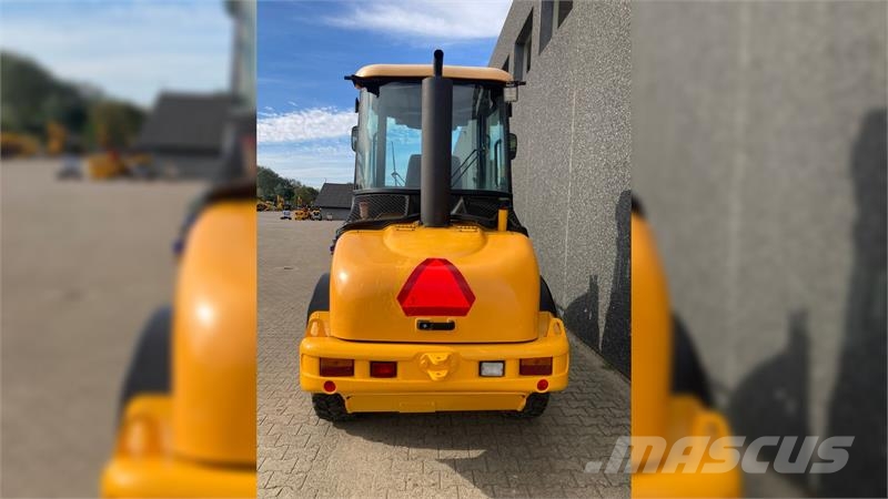 JCB 407 لوادر صغيرة