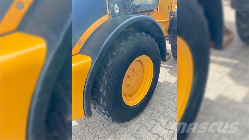 JCB 407 لوادر صغيرة
