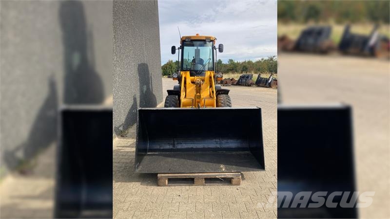 JCB 407 لوادر صغيرة