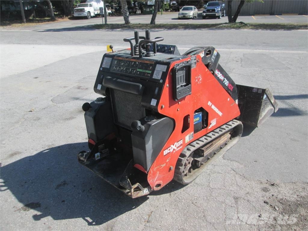 Boxer 700 HDX لوادر انزلاقية التوجيه