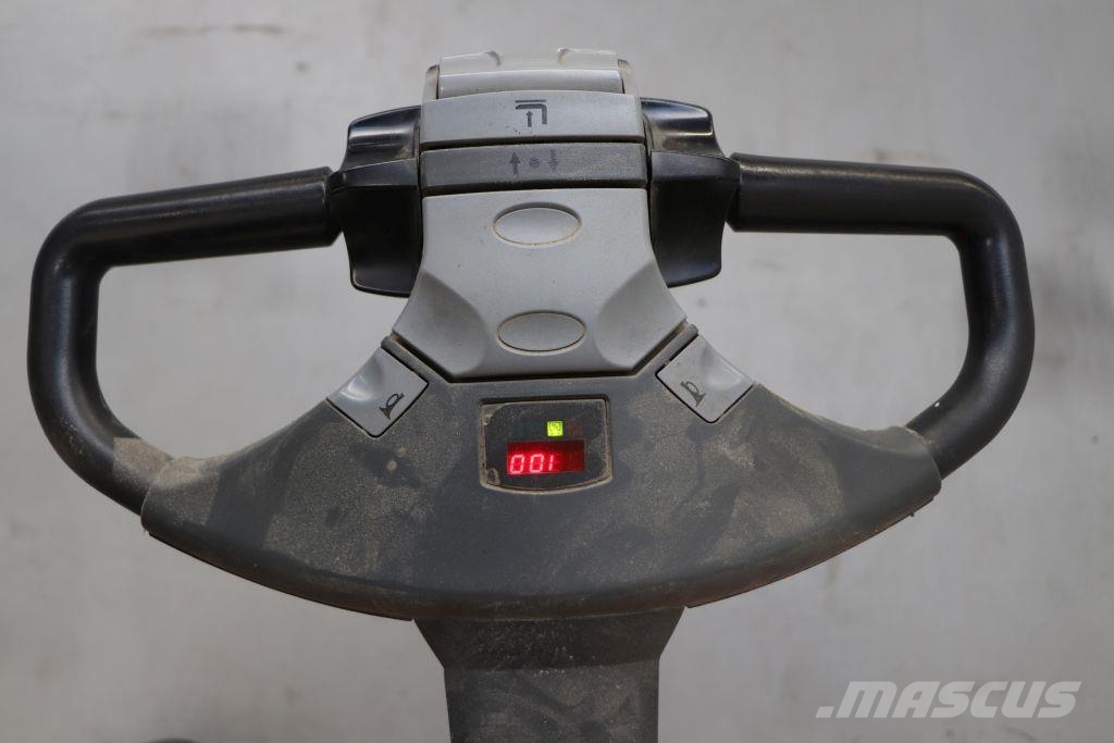 BT SWE120S Pedestrian stacker