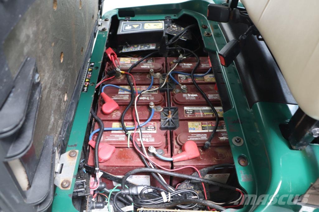 E-Z-GO RXV Shuttle 2+2 عربات الجولف