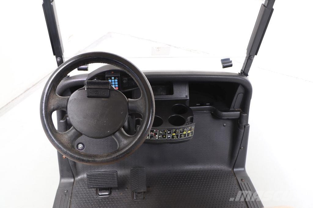 E-Z-GO RXV Shuttle 2+2 عربات الجولف