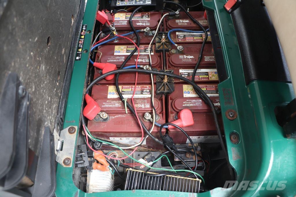 E-Z-GO RXV Shuttle 2+2 عربات الجولف