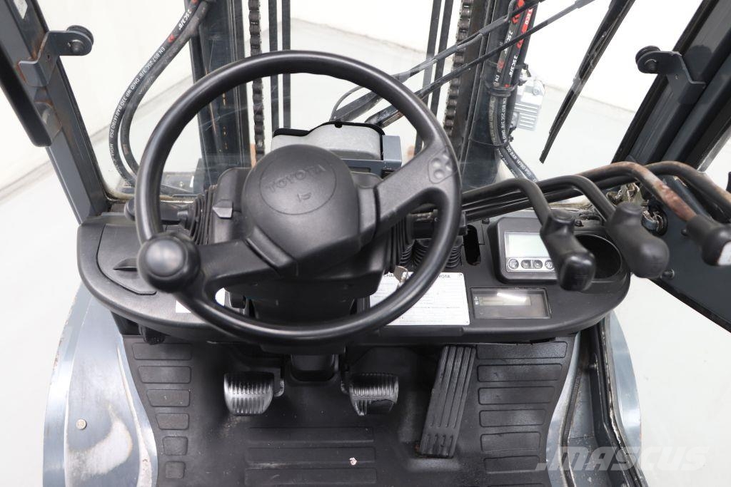 Toyota 02-8FDF30 شاحنات الديزل