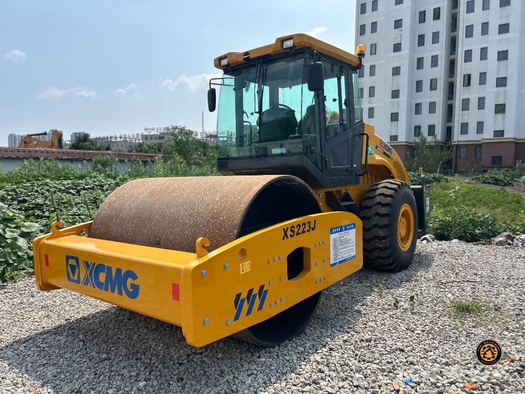 XCMG XS 223 J Compact tractor attachments