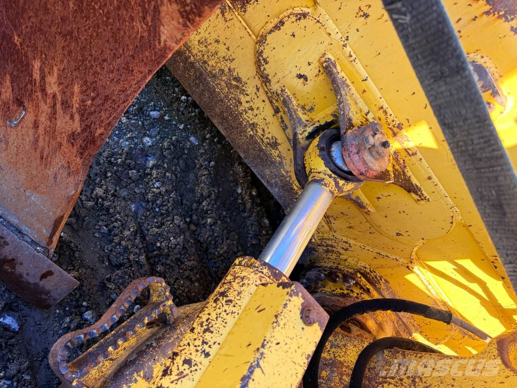 Komatsu D 61 PX-23 Buldožeri guseničari