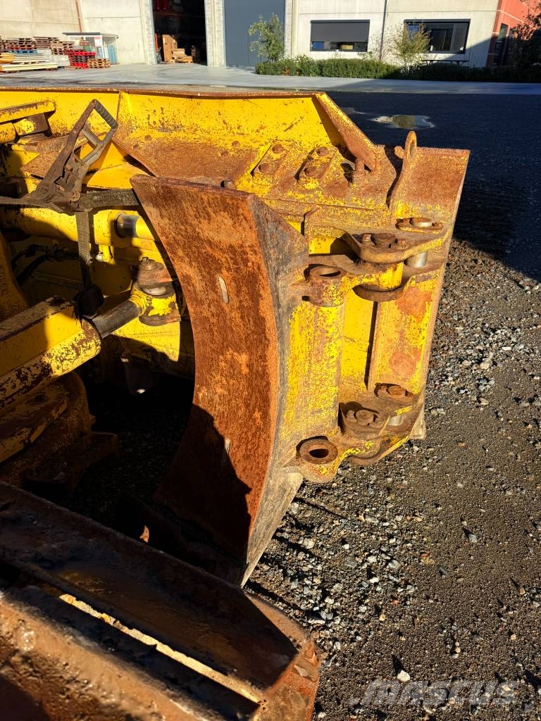 Komatsu D 61 PX-23 Buldožeri guseničari