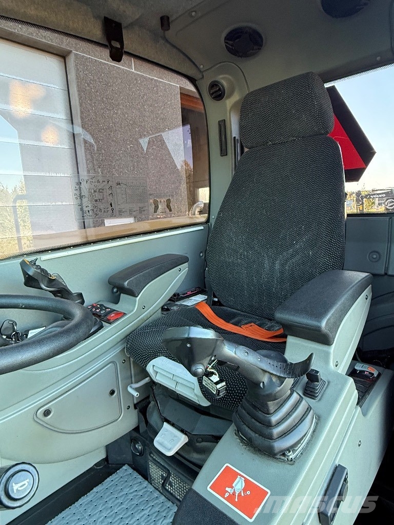 Yanmar B 110 W حفارات بعجل