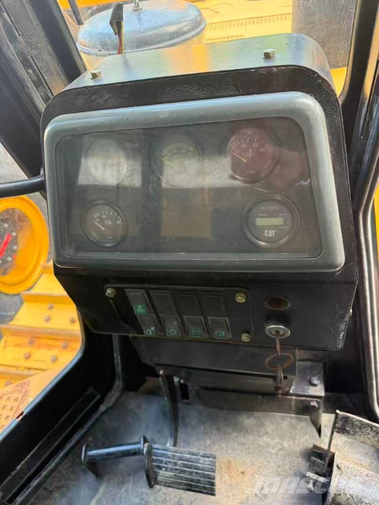 CAT D7G Kāpurķēžu buldozeri