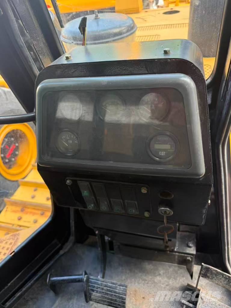 CAT D7G Kāpurķēžu buldozeri