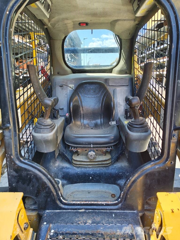 CAT 242 D Skid steer mini nakladalci
