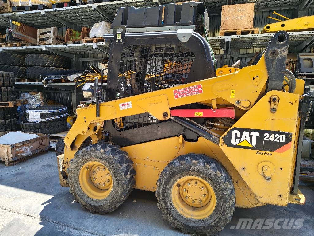 CAT 242 D Skid steer mini nakladalci