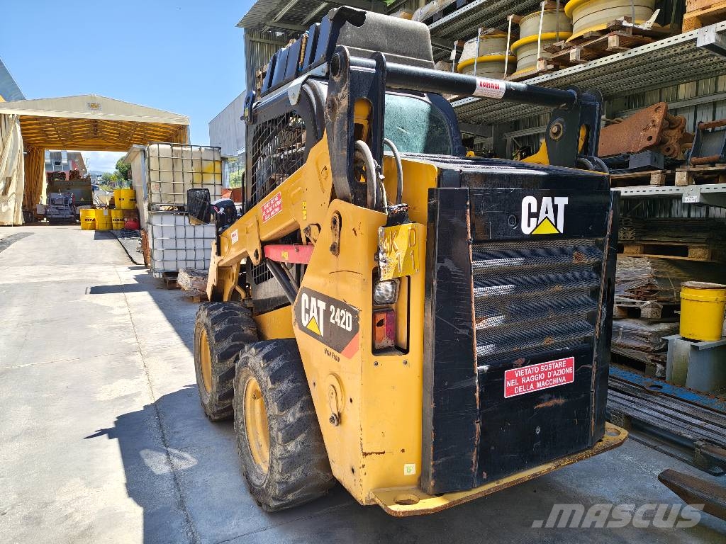 CAT 242 D Skid steer mini nakladalci