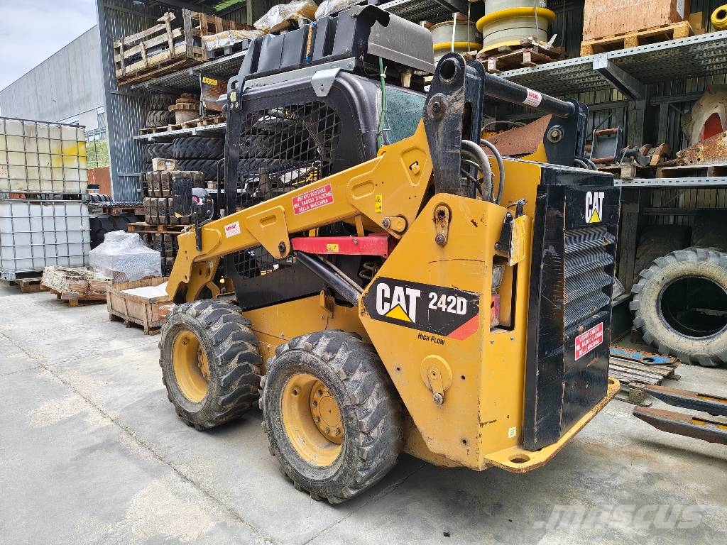 CAT 242 D Skid steer mini nakladalci