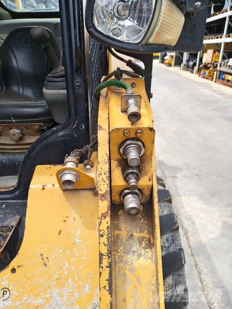 CAT 242 D Skid steer mini nakladalci