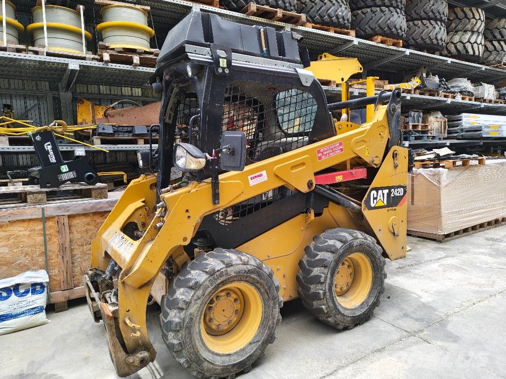 CAT 242 D Skid steer mini nakladalci