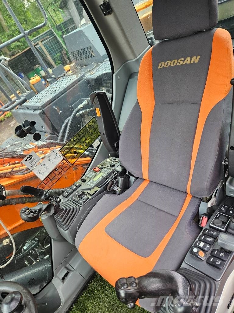 Doosan DX 160 W حفارات بعجل