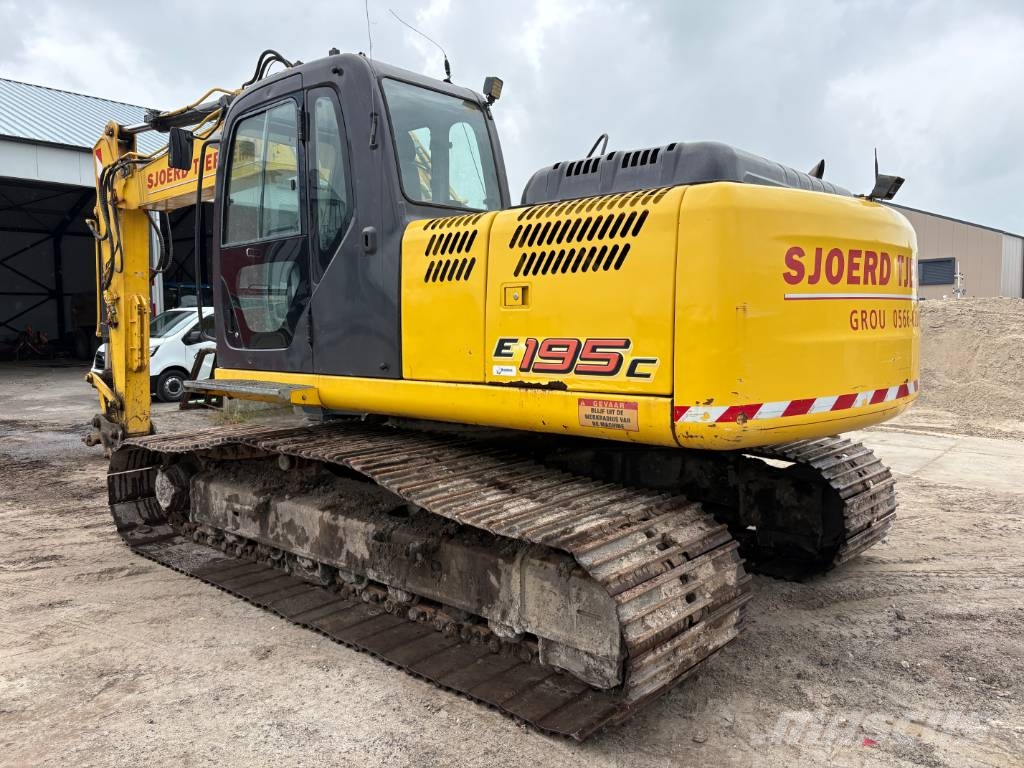 New Holland E 195 B LC حفارات زحافة