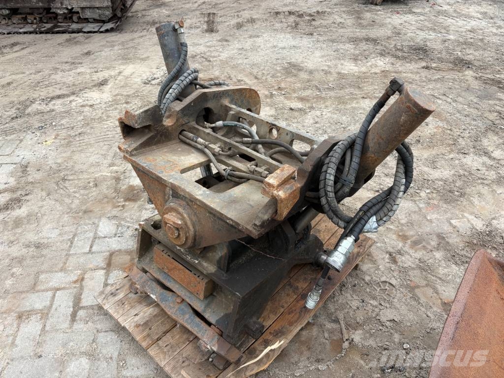 New Holland E 195 B LC حفارات زحافة