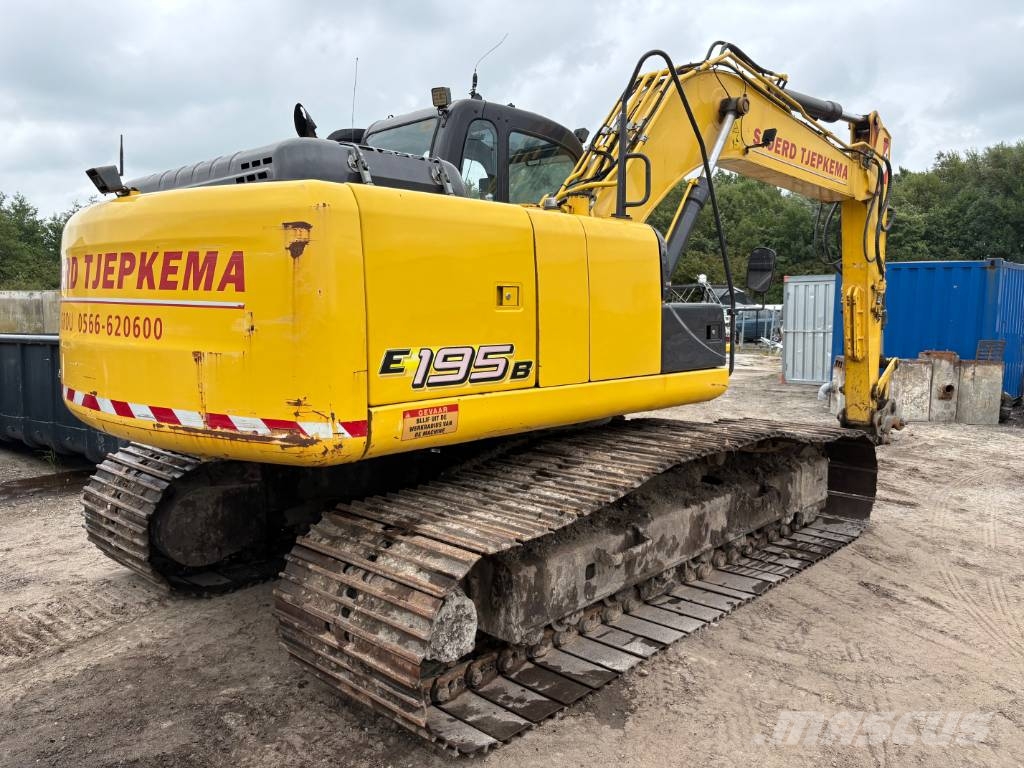 New Holland E 195 B LC حفارات زحافة
