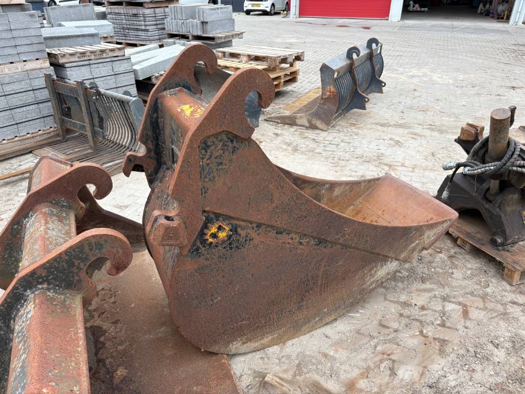 New Holland E 195 B LC حفارات زحافة