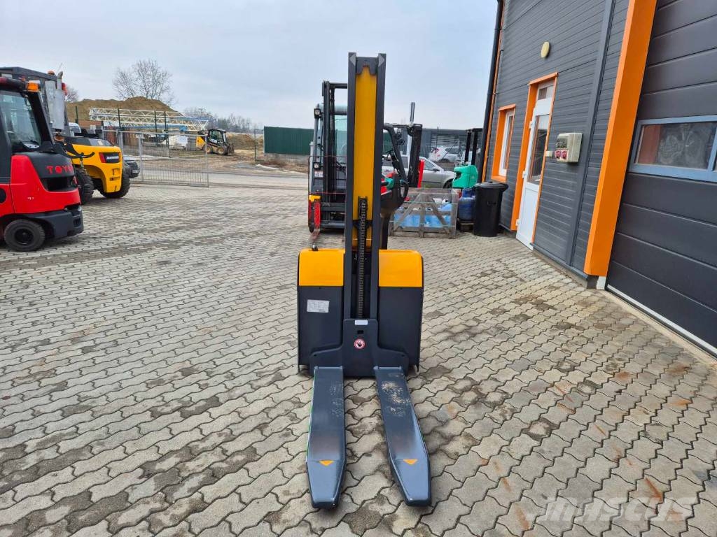 Jungheinrich EMC 110 Gerbeurs Automoteurs