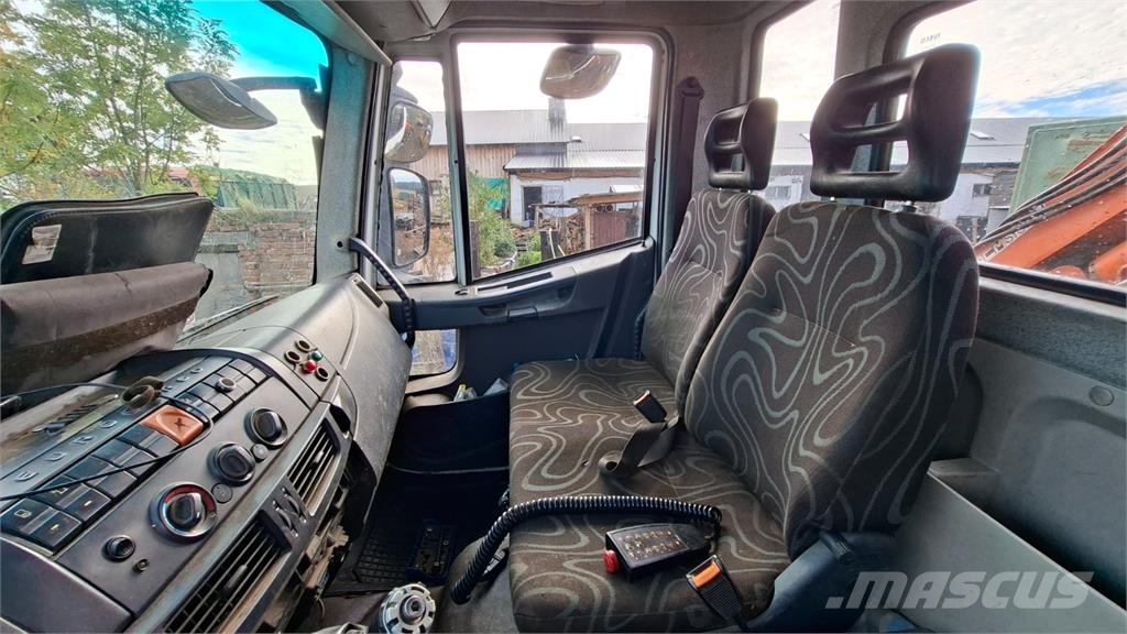 Iveco EUROCARGO ML 180E25 + HR ATLAS 75.2 Chassis Caminhões Cabine