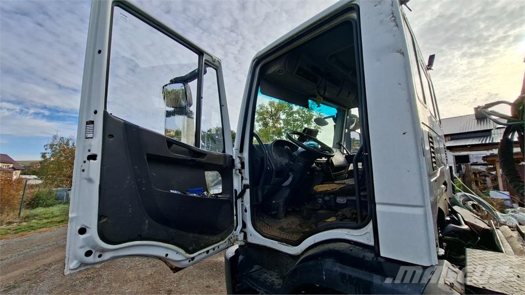Iveco EUROCARGO ML 180E25 + HR ATLAS 75.2 Chassis Caminhões Cabine