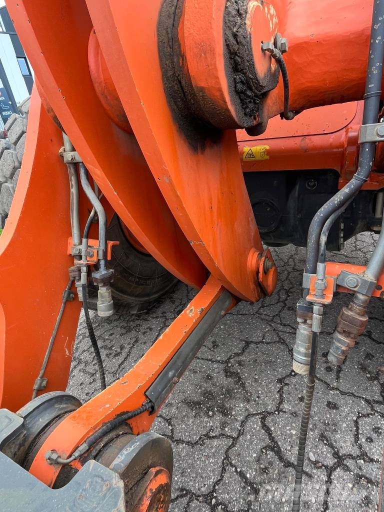 Hitachi ZW250-6 Kolesni nakladalci