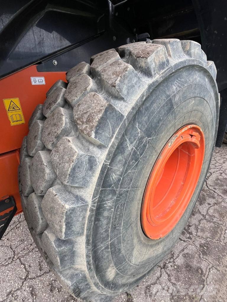 Hitachi ZW250-6 Kolesni nakladalci