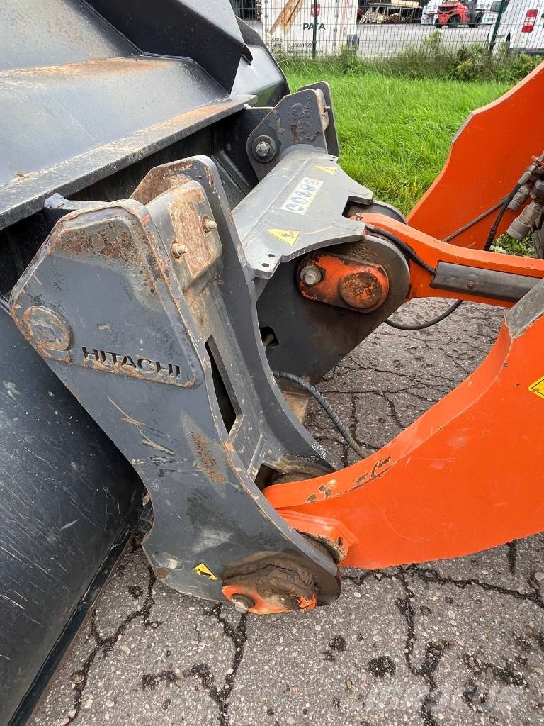 Hitachi ZW250-6 Kolesni nakladalci