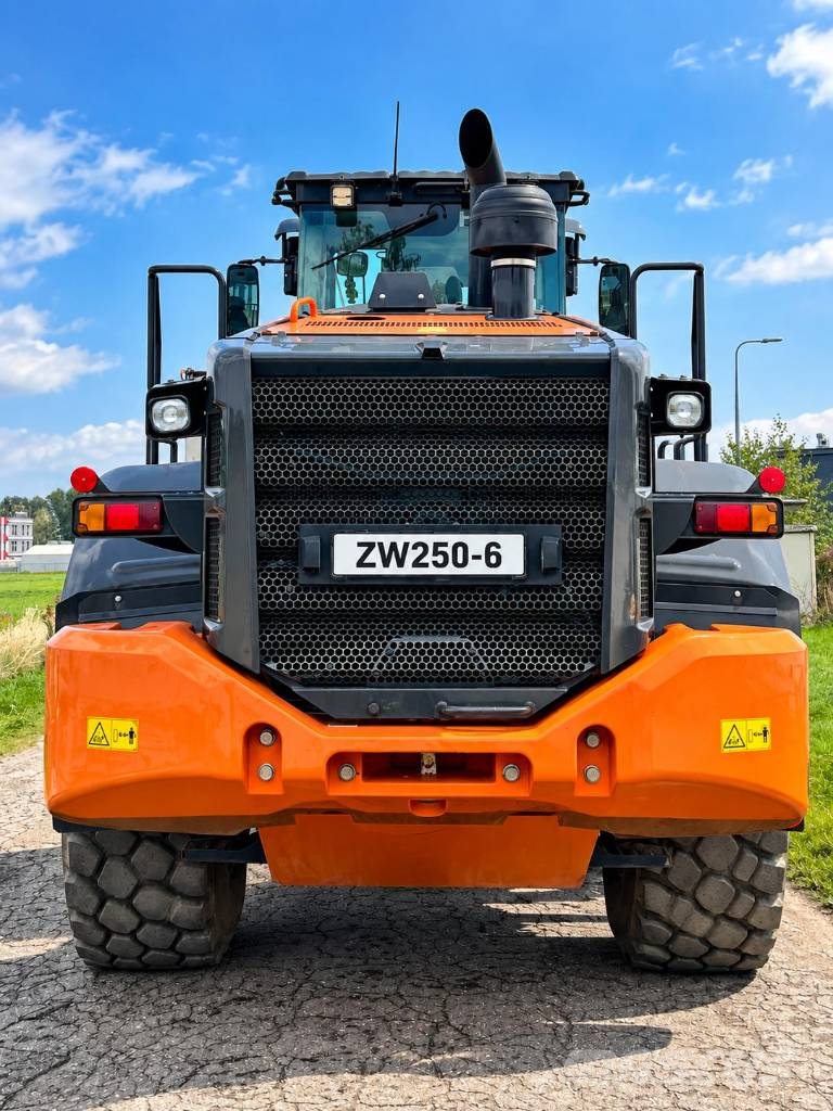 Hitachi ZW250-6 Kolesni nakladalci