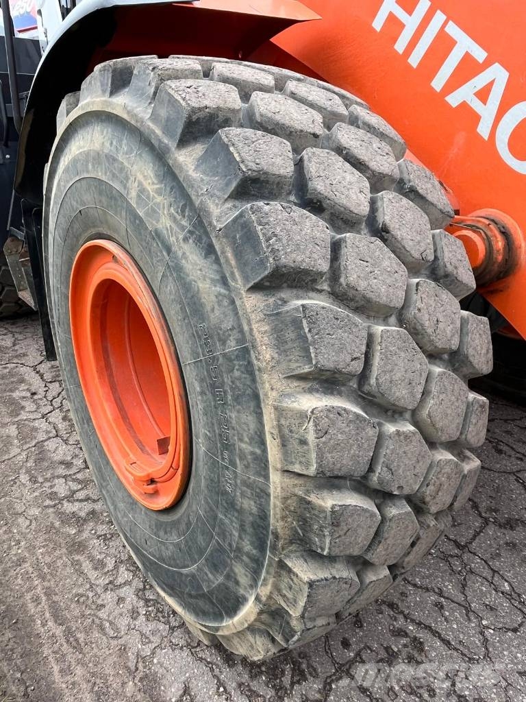 Hitachi ZW250-6 Kolesni nakladalci