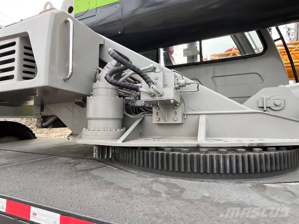 Zoomlion ZTC300V Univerzální terénní jeřáby