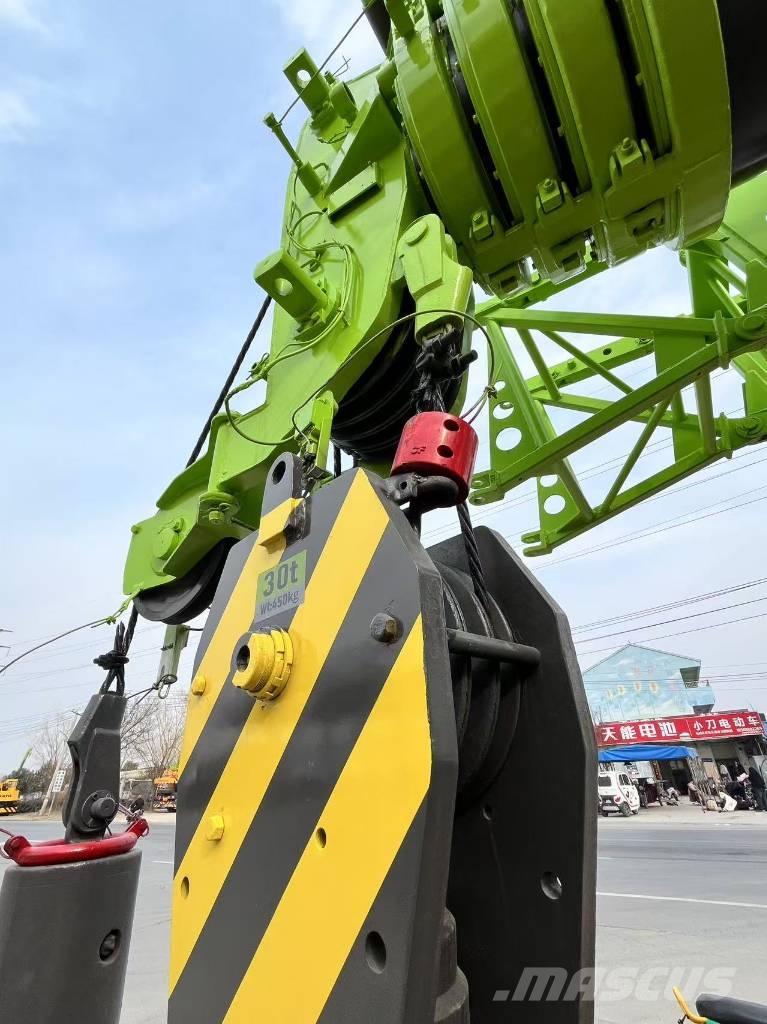 Zoomlion ZTC300V Univerzální terénní jeřáby
