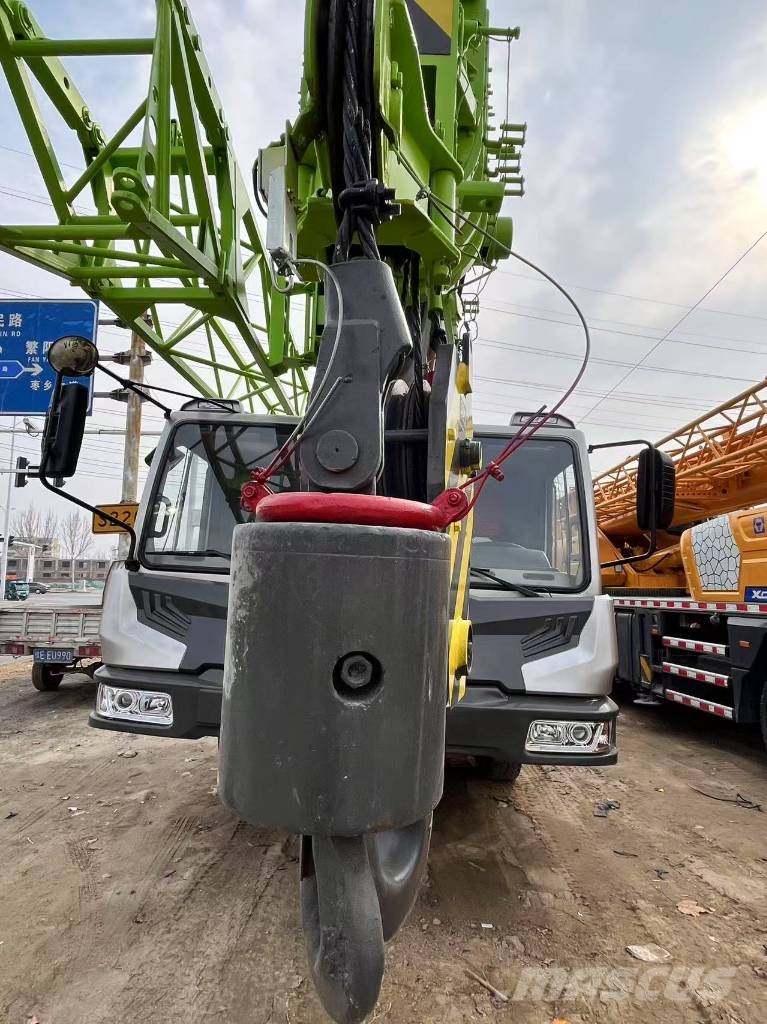 Zoomlion ZTC300V Univerzální terénní jeřáby