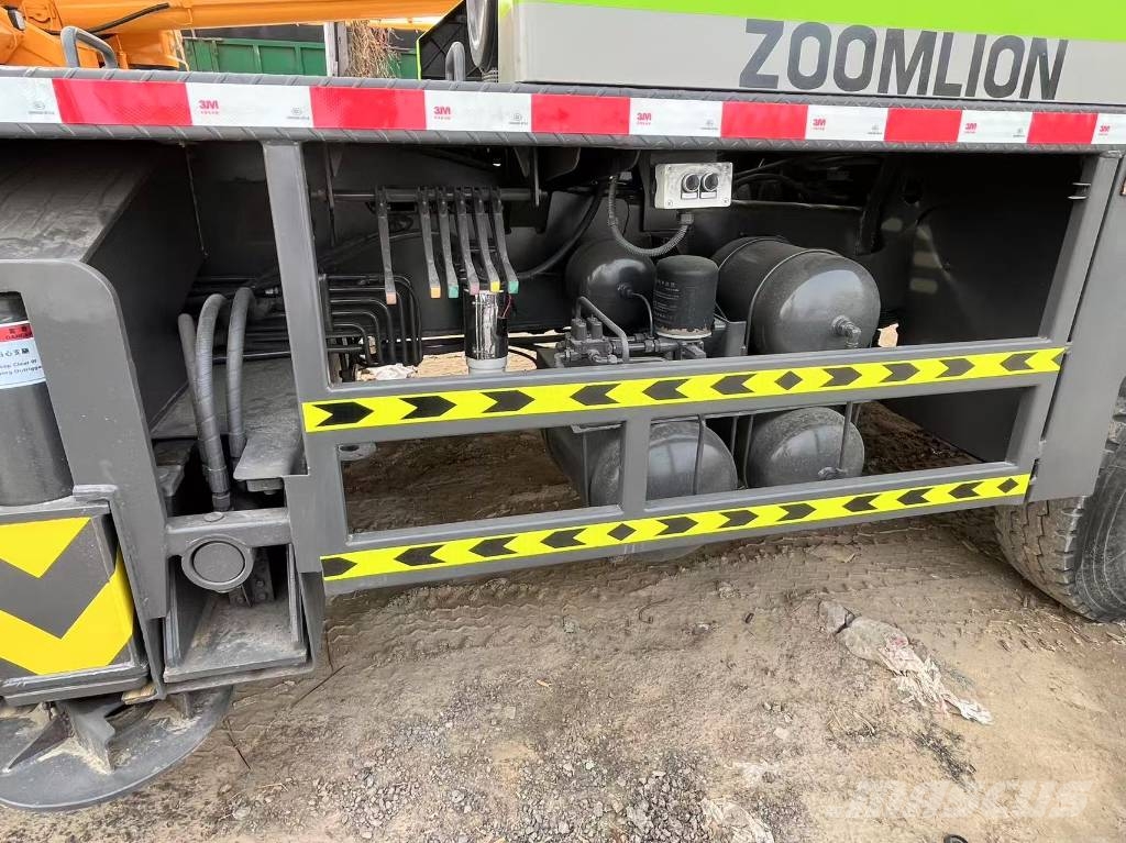 Zoomlion ZTC300V Univerzální terénní jeřáby